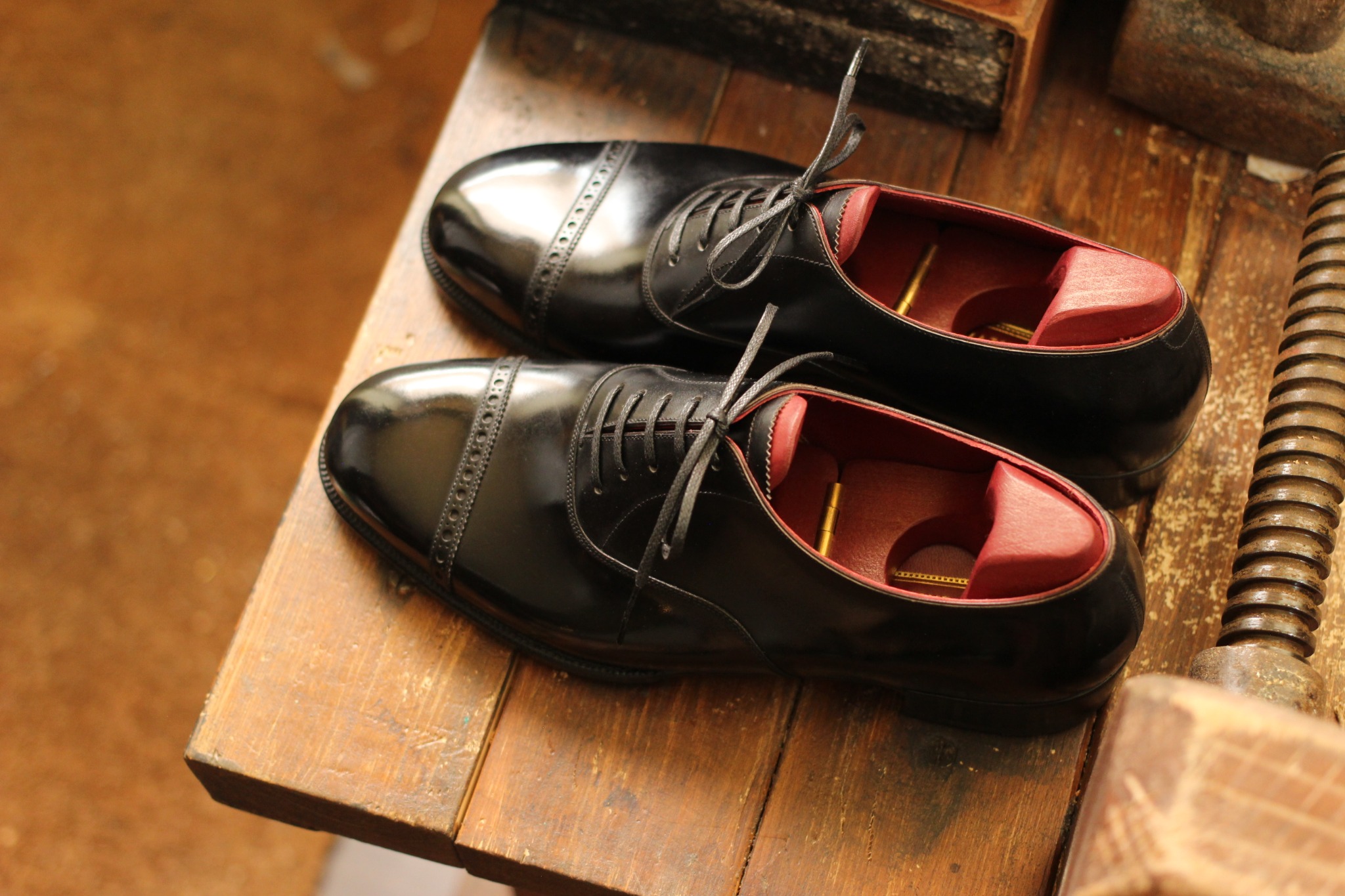 Black bespoke ladies Oxford shoes with red lining